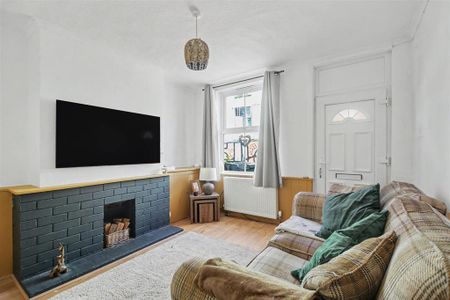 2 bedroom end of terrace house to rent - Photo 5
