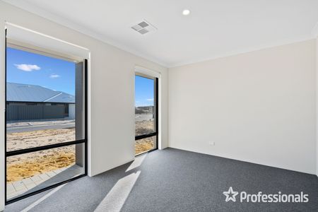 Modern 4-Bedroom Home! - Photo 5