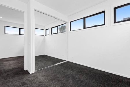 EXECUTIVE TOWNHOUSE | IMPRESSIVE DESIGN | CONVENIENT LOCATION - Photo 3