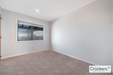 Charming freshly renovated 3 bedroom house in New Lynn! - New flooring, painting and kitchen - Photo 3