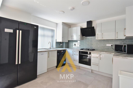 5 bedroom end of terrace house to rent - Photo 4