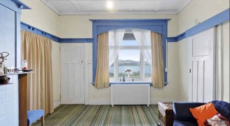 Sea views, flat lawn, close to shops & beach - Photo 2