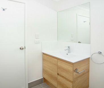 MODERN, 3 BEDROOM TOWNHOUSE WITH SOLAR! - Photo 1
