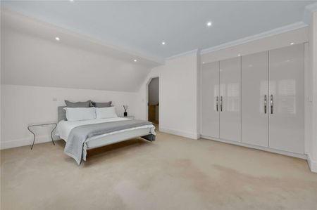 Located in a gated development off of Fairmile Lane, a wonderfully light and spacious home perfect for modern family living - Photo 4