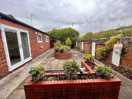 2 bedroom semi-detached bungalow to rent - Photo 5