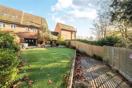 A stylish and contemporary family home in a sought-after location - Photo 2