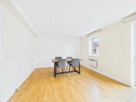 3 bedroom flat to rent - Photo 3