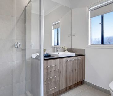 Semi Furnished - Modern family house in Tarneit! (Ready to Move-In) - Photo 4