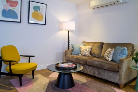 Stunning two-bedroom open-plan apartment situated in Harrington Court, South Kensington, London SW7 - Photo 2