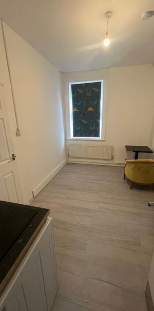 Studio Flat, Coombe Lane, SW20 - Photo 1