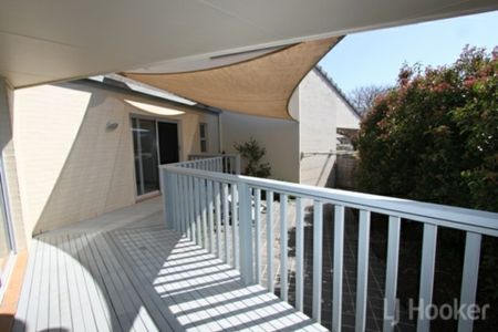 Impressive 3 bedroom ensuite townhouse with double garage - Photo 5