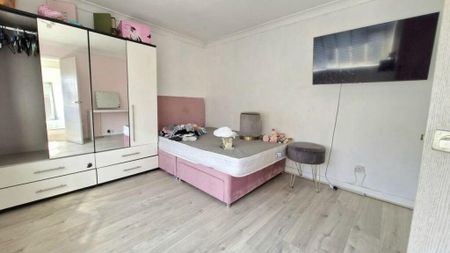 4 bedroom detached house to rent - Photo 3