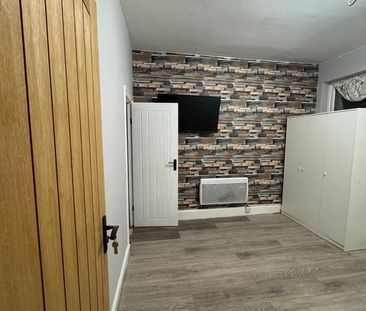 2 Bed Flat, Radstock Road, RG1 - Photo 2