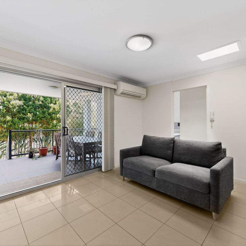 Easy Living with Private Courtyard in Holland Park West - Photo 1