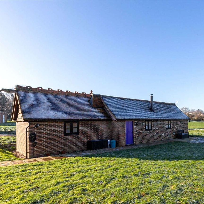 Lovely detached one bedroom cottage with stunning countryside views. - Photo 1