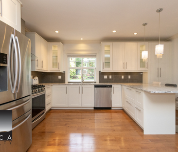 715 Crystal Court, North Vancouver (UPPER) - Photo 2