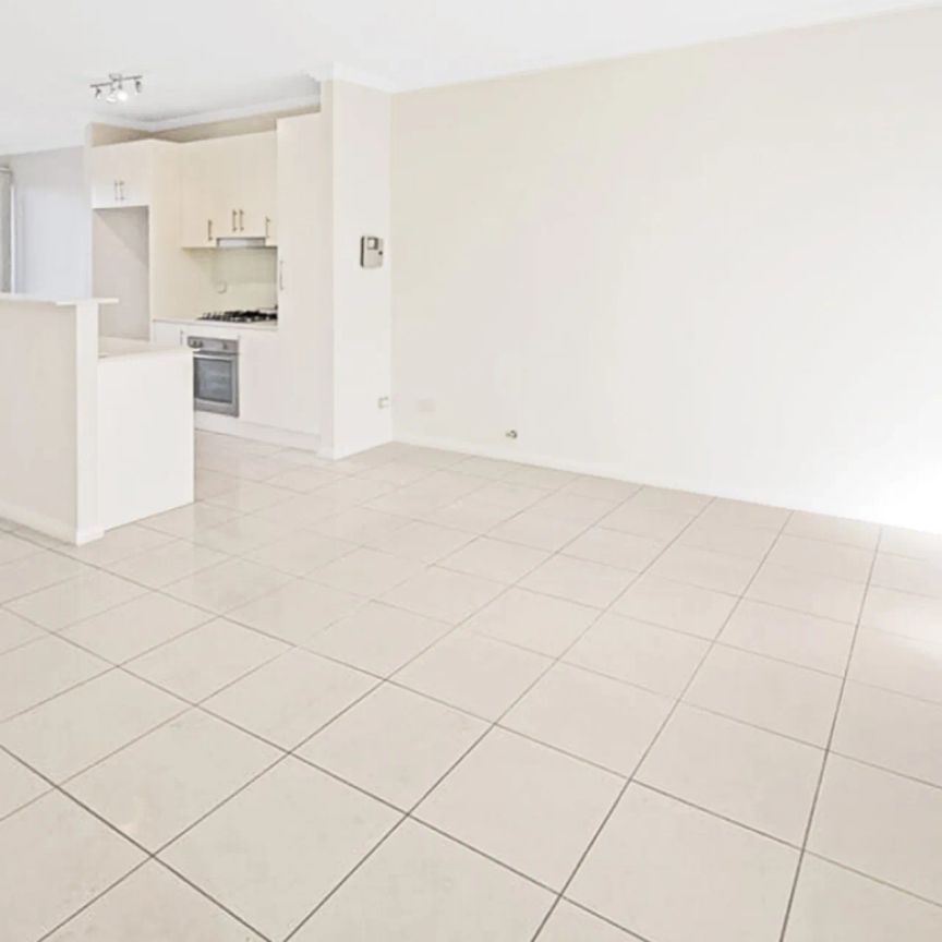 Beautifully presented 2 Bed + Study Townhouse in Prime Toongabbie location - Photo 1