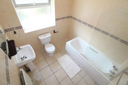 4 bedroom terraced house to rent - Photo 5