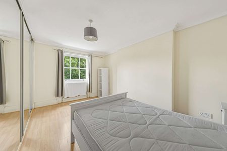 Split level 3 bedroom apartment next to Regents Park - Photo 3