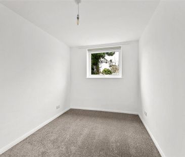 4 bedroom end of terrace house to rent - Photo 2
