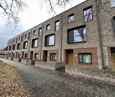 Murray Green, Woking, Surrey, GU21 - Photo 2