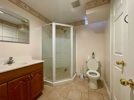 For Lease - 824 College Manor Drive Unit# Lower, Newmarket, Ontario - Photo 3