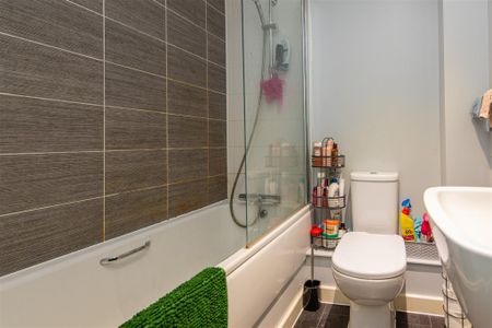 1 bed Flat To Let - Photo 5