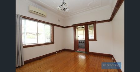 GREAT HOUSE WITH HUGE DOUBLE LOCK UP GARAGE!! - Photo 2