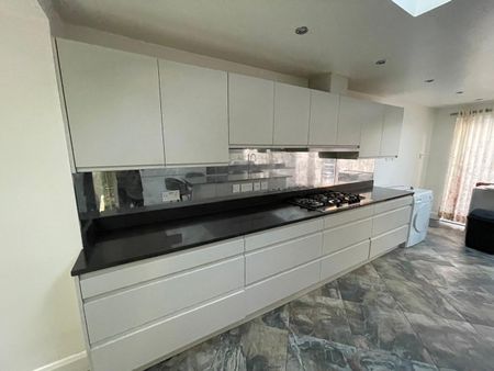 5 Bed Semi-Detached House, Jasmine Close, IG1 - Photo 2