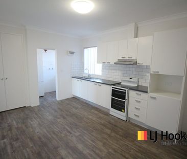 VERY SPACIOUS, RENOVATED 2 BEDROOM APARTMENT WITH TANDEM GARAGE - Photo 3