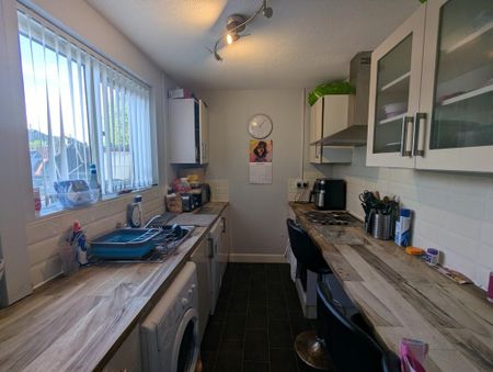 3 bedroom end of terrace house to rent - Photo 4