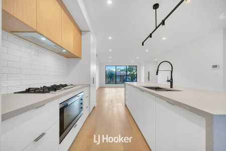 Contemporary Elegance Meets Urban Convenience in Central Berwick - Photo 3