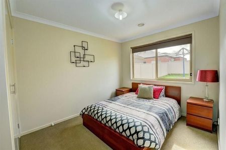 SPACIOUS THREE BEDROOM HOME WITH DECK FOR ENTERTAINING - Photo 5