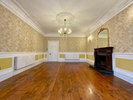 4 bedroom Detached House to let - Photo 2