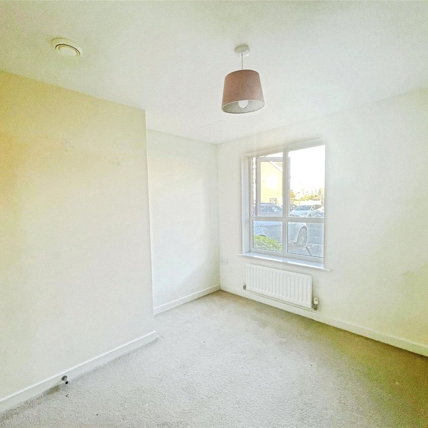 Harrow Close, Addlestone, Surrey, KT15 2GH - Photo 1