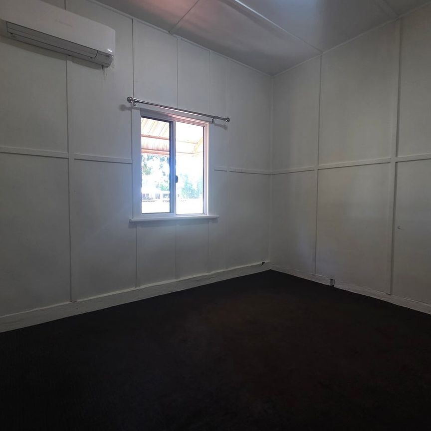 Cute 3 bedroom cottage close to town - Photo 1