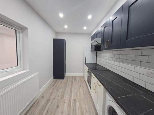 Holtwhites Hill, Enfield EN2, London - Photo 1