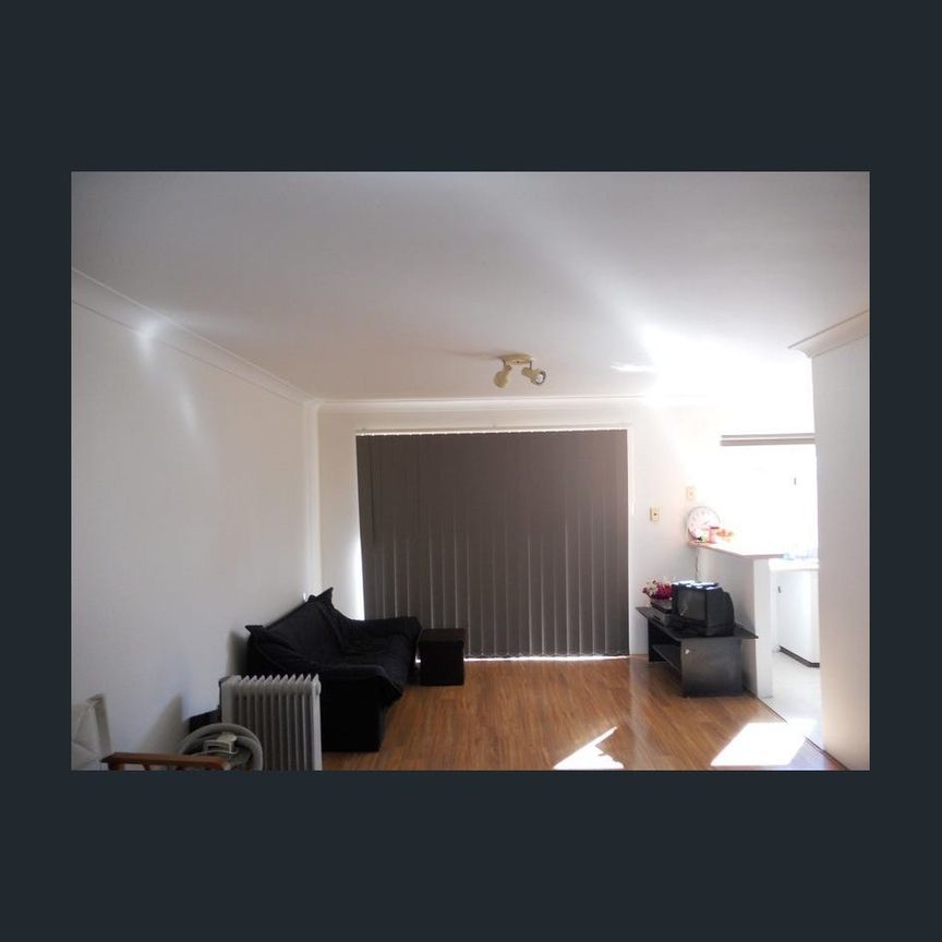 LARGE TOWNHOUSE! - Photo 1