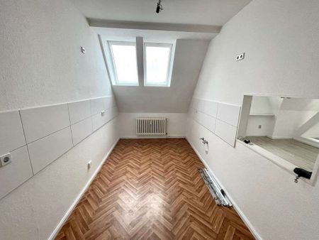 Hoch hinaus - Gro&szlig;z&uuml;gige 4 Zimmer Dachgeschosswohnung mit Terrasse! - Photo 2