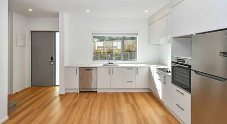 Modern 2 Level 3 Bedroom - Photo 3