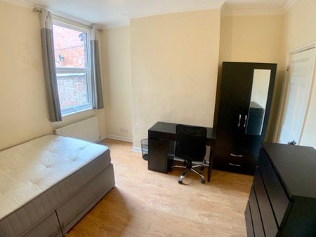 4 bedroom terraced house to rent - Photo 4