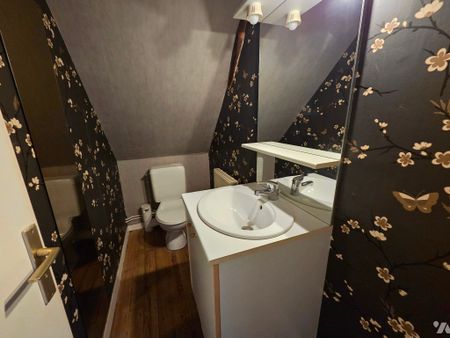 YERVILLE centre, maison mitoyenne d'~60m² avec jardin comprenant deux chambres, un garage. - Photo 3