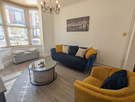 1 bedroom in a house share to rent - Photo 2