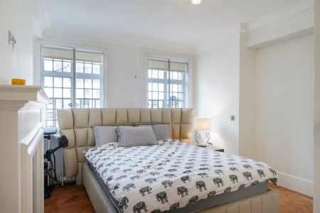 4 bedroom flat in Baker Street - Photo 2