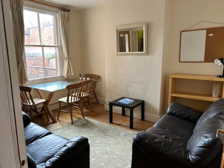 4 Bed Student Accommodation - Photo 2