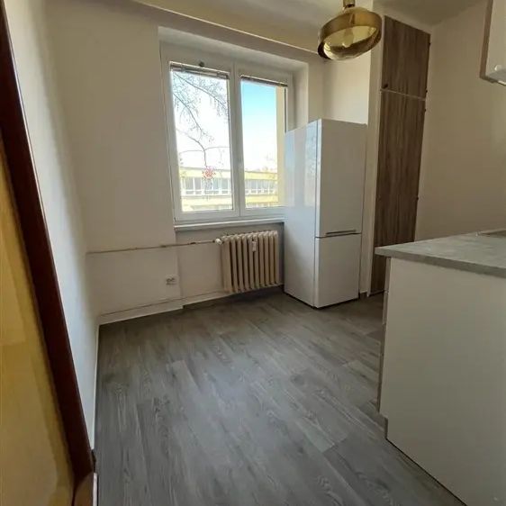 Prostorný byt 3+1 k pronájmu na adrese Heyrovského 1574/2, Poruba, 70800 Ostrava, částečně zařízen, výborná dostupnost městskou dopravou. - Fotografie 1
