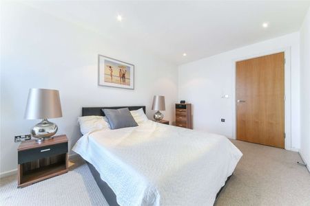 A bright two bed penthouse apartment with a large roof terrace with panoramic views across London. - Photo 5