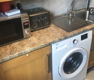 Large room for rent in a 5 bedroom family home in Rathcoole - Photo 2