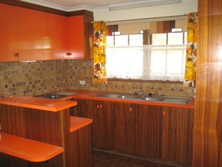 RETRO REVIVAL IN GREAT LOCATION ! - Photo 5