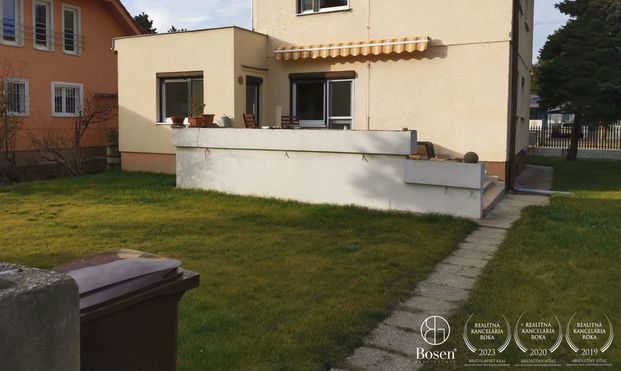 BOSEN | 4 izbový rodinný dom v tichej ulici - Fotografia 1